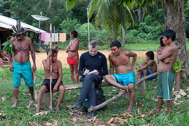 Em foto de 2019, Dom Phillips entrevista indígenas em Roraima; jornalista e indigenista brasileiro estão desaparecidos desde domingo
